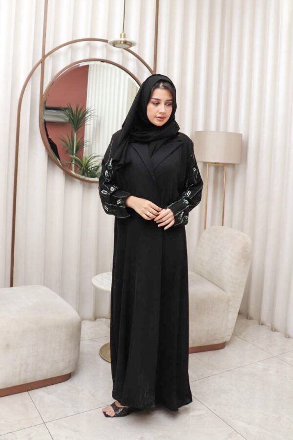 ⁦عباية كم تطريز ملون مع كسرات بليسه من الخلف⁩ - الصورة ⁦4⁩