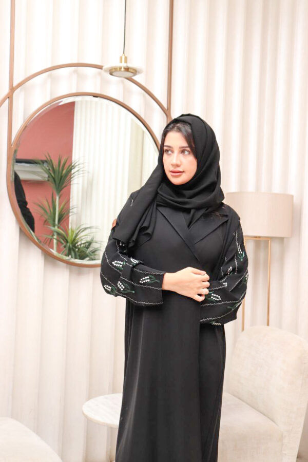 ⁦عباية كم تطريز ملون مع كسرات بليسه من الخلف⁩ - الصورة ⁦3⁩