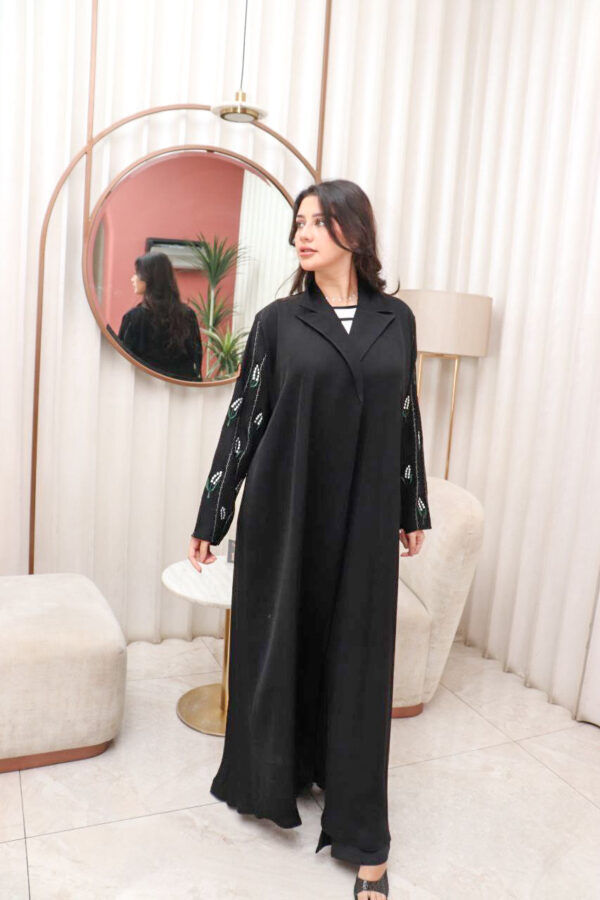 ⁦عباية كم تطريز ملون مع كسرات بليسه من الخلف⁩ - الصورة ⁦5⁩