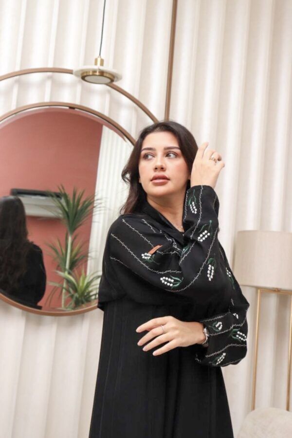 ⁦عباية كم تطريز ملون مع كسرات بليسه من الخلف⁩ - الصورة ⁦6⁩