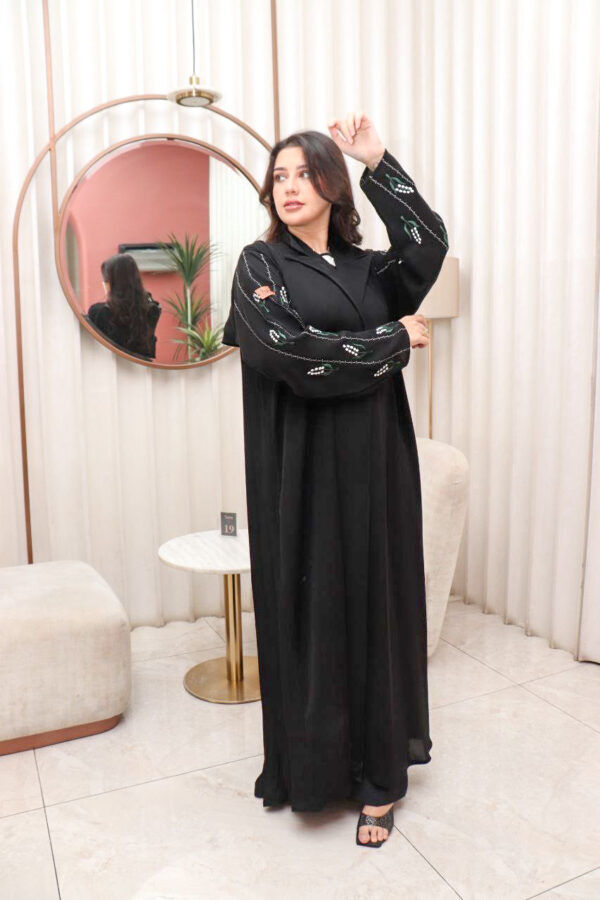 ⁦عباية كم تطريز ملون مع كسرات بليسه من الخلف⁩ - الصورة ⁦7⁩