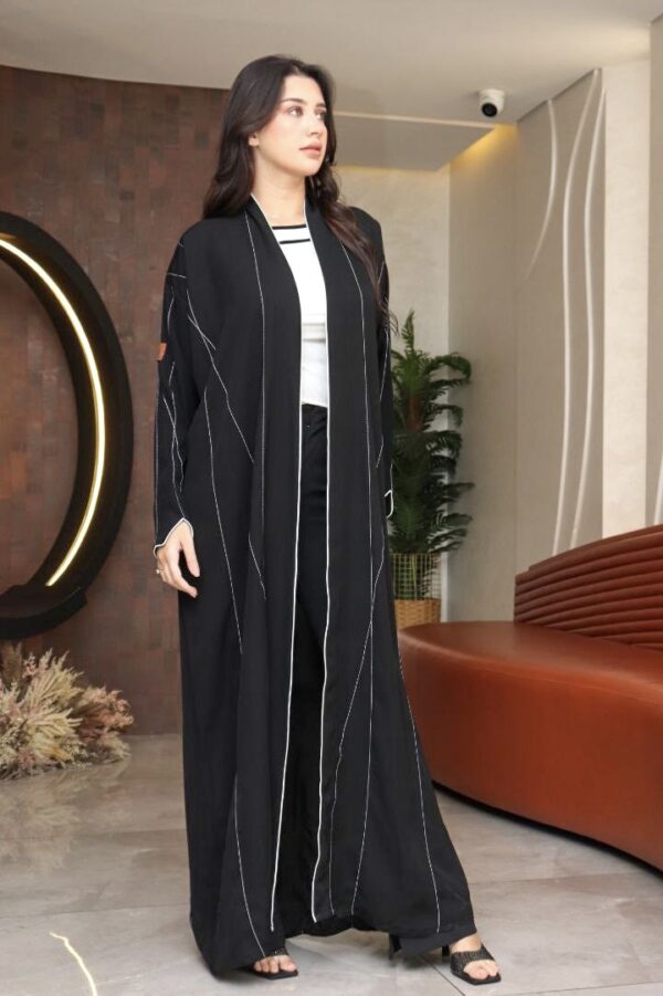 ⁦عباية بياقه قيطان ناعم بدق زي بلون ابيض⁩ - الصورة ⁦2⁩