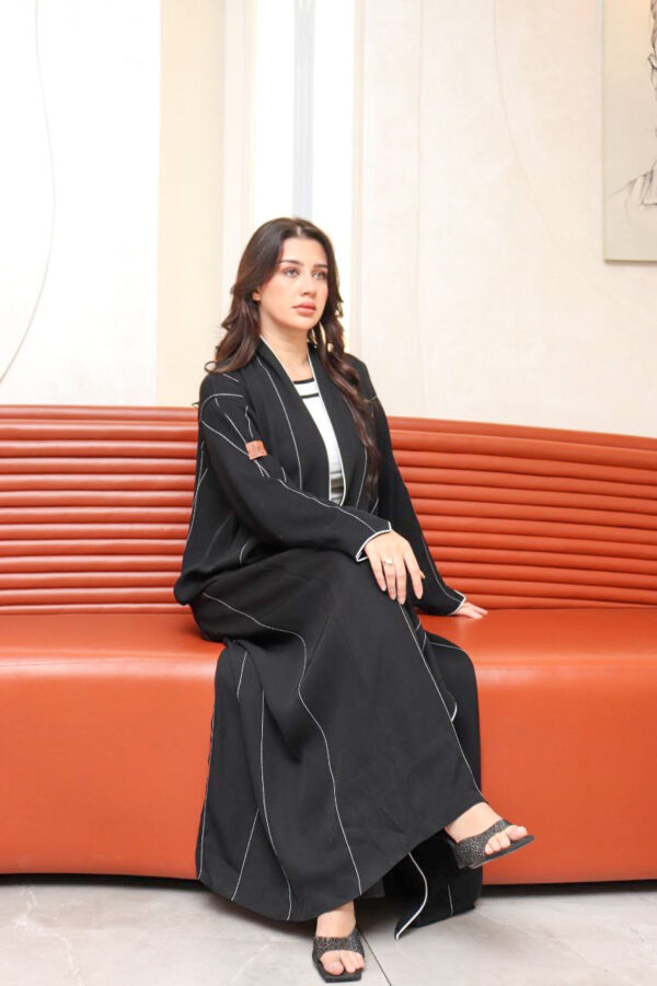 ⁦عباية بياقه قيطان ناعم بدق زي بلون ابيض⁩ - الصورة ⁦3⁩