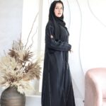 عباية بياقه قيطان ناعم بدق زي بلون ابيض