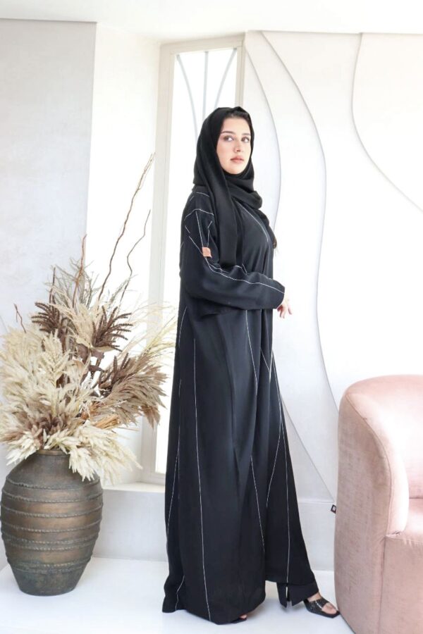 ⁦عباية بياقه قيطان ناعم بدق زي بلون ابيض⁩ - الصورة ⁦4⁩