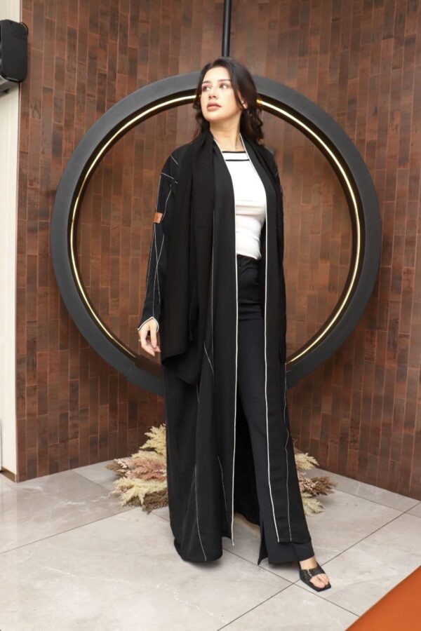 ⁦عباية بياقه قيطان ناعم بدق زي بلون ابيض⁩ - الصورة ⁦6⁩