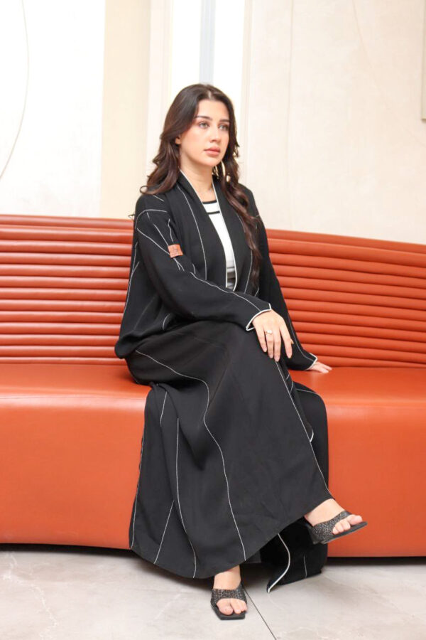 ⁦عباية بياقه قيطان ناعم بدق زي بلون ابيض⁩ - الصورة ⁦7⁩