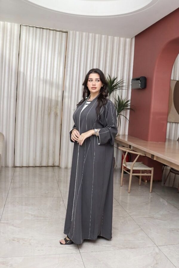 ⁦عباية ملون رمادي بياقه قيطان ناعم بدق زي بلون ابيض⁩ - الصورة ⁦7⁩