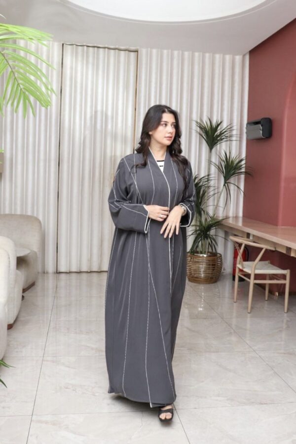 ⁦عباية ملون رمادي بياقه قيطان ناعم بدق زي بلون ابيض⁩ - الصورة ⁦4⁩