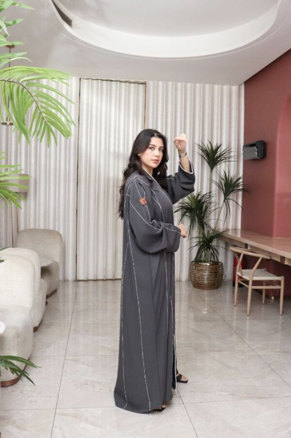 ⁦عباية ملون رمادي بياقه قيطان ناعم بدق زي بلون ابيض⁩ - الصورة ⁦5⁩