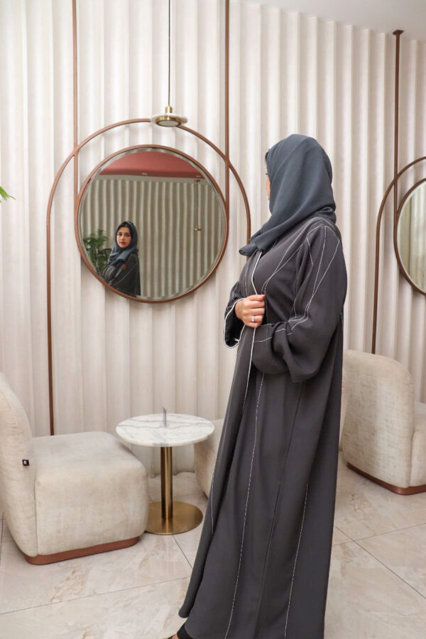⁦عباية ملون رمادي بياقه قيطان ناعم بدق زي بلون ابيض⁩ - الصورة ⁦6⁩