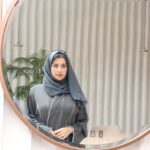 عباية ملون رمادي بياقه قيطان ناعم بدق زي بلون ابيض