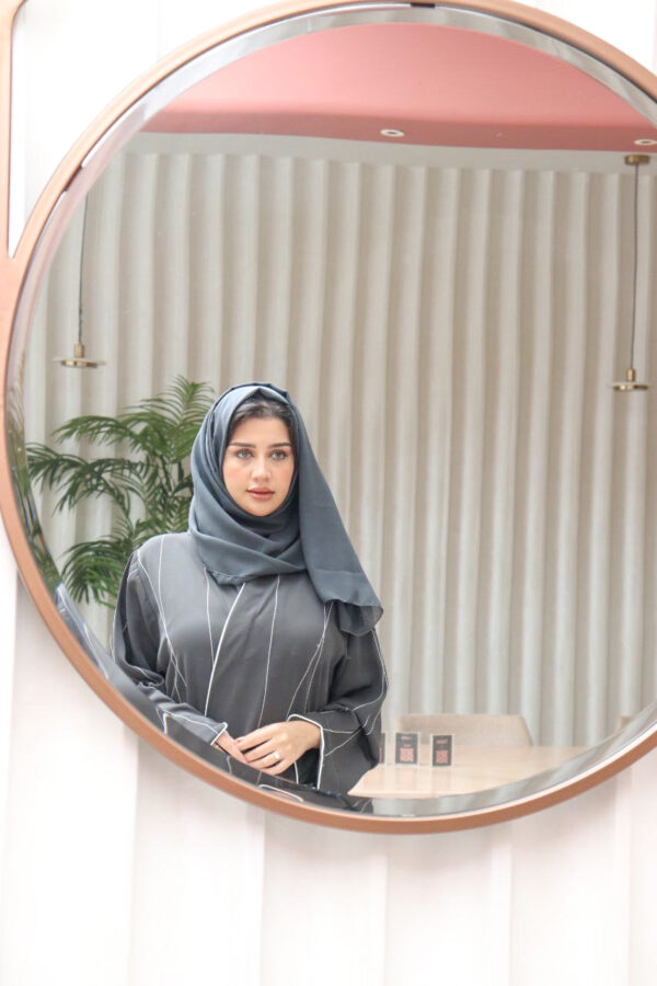 ⁦عباية ملون رمادي بياقه قيطان ناعم بدق زي بلون ابيض⁩ - الصورة ⁦3⁩