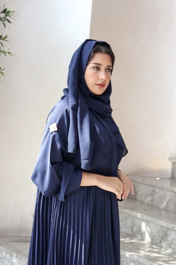 عباية كحلي بكسرات بليسه ملونه