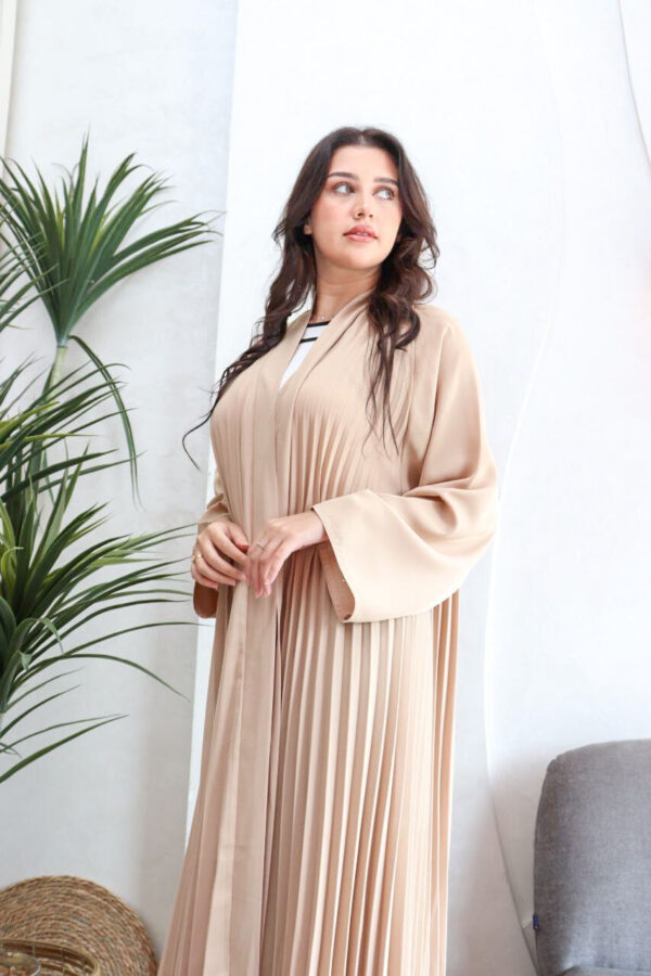 ⁦عباية بيج بكسرات بليسه ملونه⁩ - الصورة ⁦3⁩
