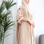 عباية بيج بكسرات بليسه ملونه