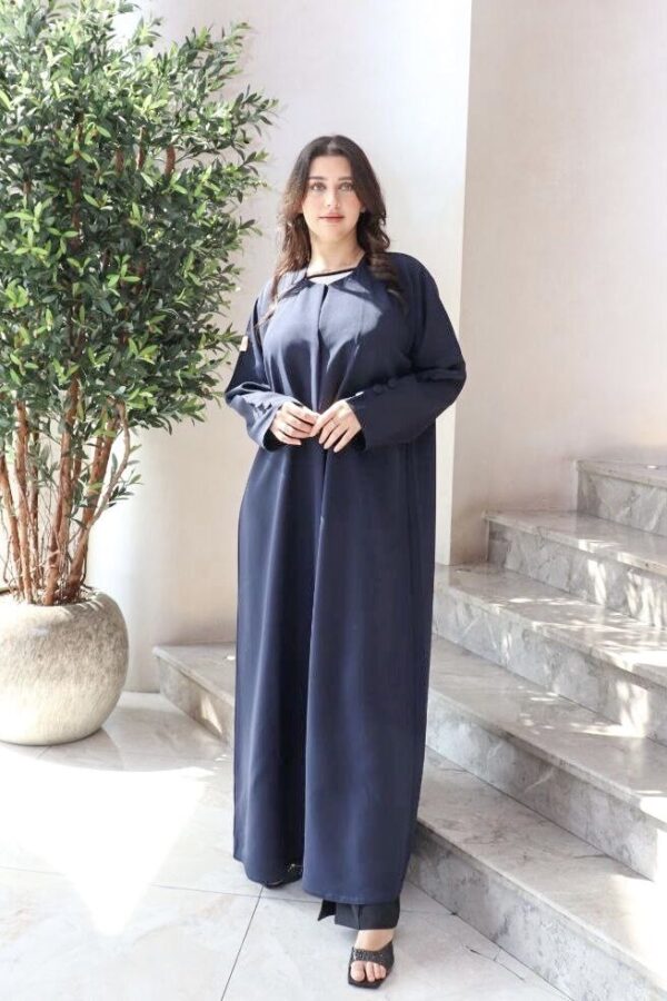 ⁦عباية كحلي كلاسيك لمعه بتصميم مميز⁩ - الصورة ⁦2⁩