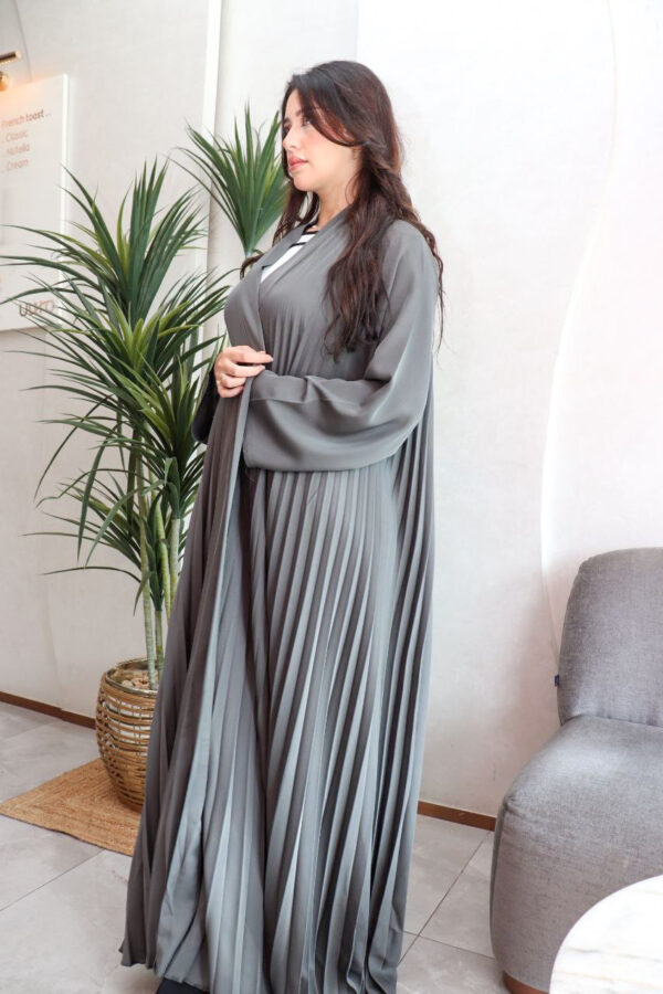 ⁦عباية رمادي بكسرات بليسه ملونه⁩ - الصورة ⁦5⁩