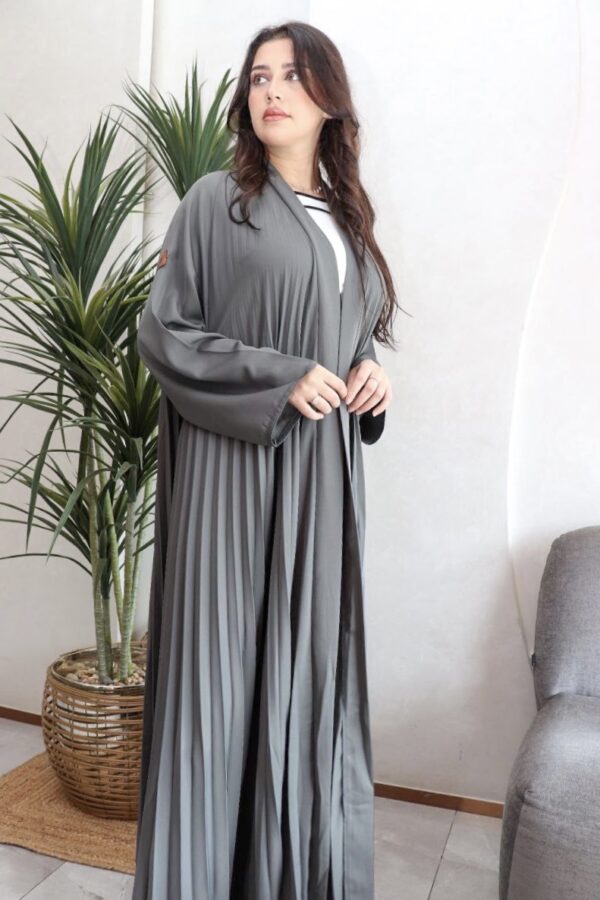 ⁦عباية رمادي بكسرات بليسه ملونه⁩ - الصورة ⁦6⁩