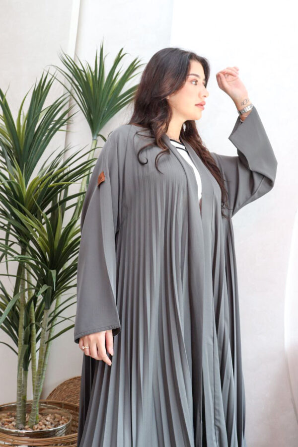 ⁦عباية رمادي بكسرات بليسه ملونه⁩ - الصورة ⁦4⁩