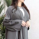 عباية رمادي بكسرات بليسه ملونه