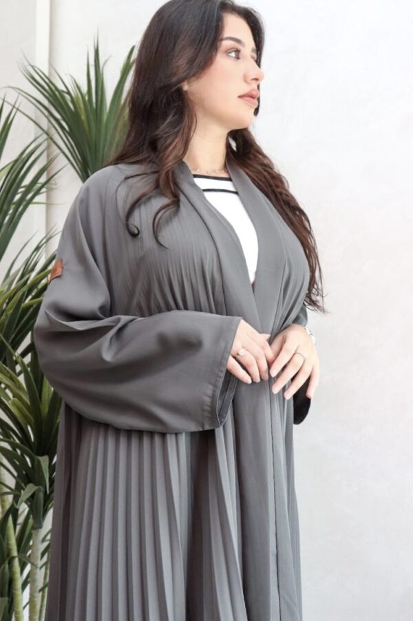 ⁦عباية رمادي بكسرات بليسه ملونه⁩ - الصورة ⁦2⁩