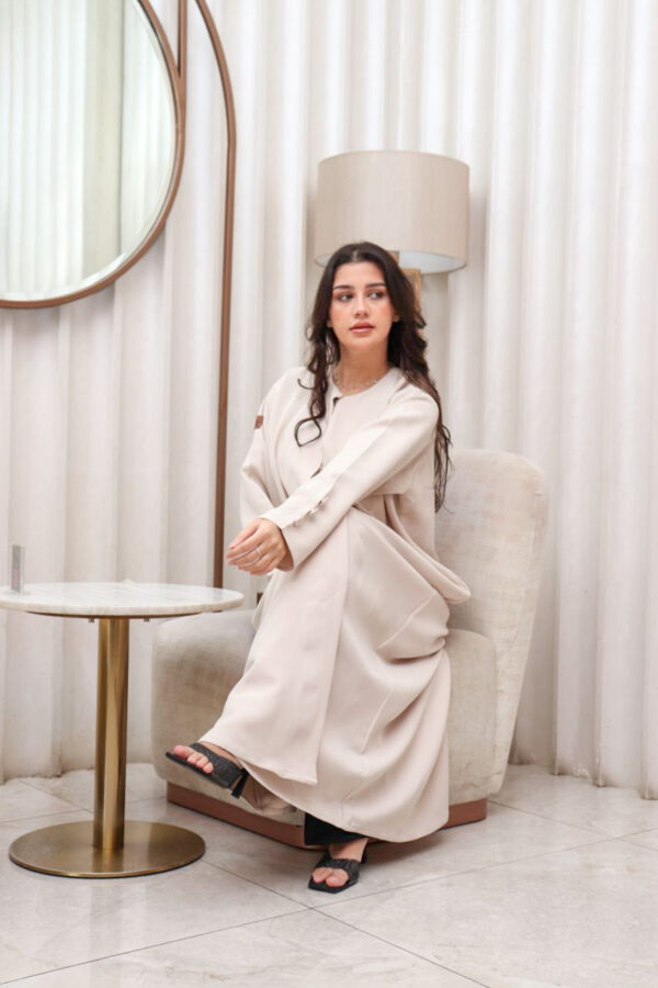 ⁦عباية بيج كلاسيك لمعه بتصميم مميز⁩ - الصورة ⁦2⁩