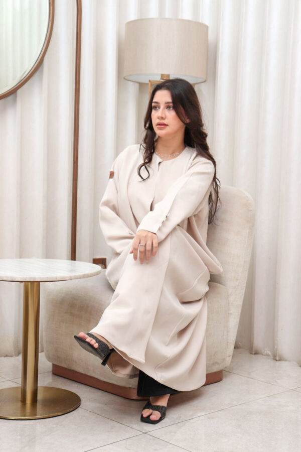 ⁦عباية بيج كلاسيك لمعه بتصميم مميز⁩ - الصورة ⁦3⁩