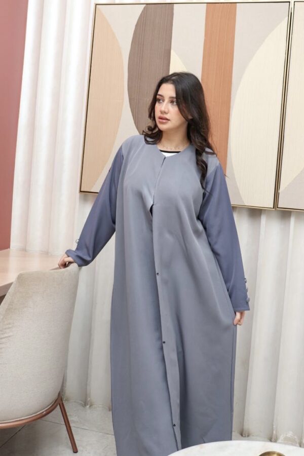 ⁦عباية رمادي كلاسيك لمعه بتصميم مميز⁩ - الصورة ⁦4⁩