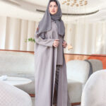 عباية ثلاث قطع بيج طقم (عباية + جاكيت + بنطلون) منسوجة من قماش كريب واقف