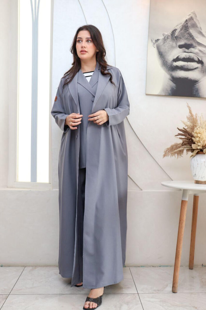⁦عباية ثلاث قطع رمادي طقم (عباية + جاكيت + بنطلون) منسوجة من قماش كريب واقف⁩ - الصورة ⁦3⁩