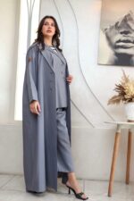 ⁦عباية ثلاث قطع رمادي طقم (عباية + جاكيت + بنطلون) منسوجة من قماش كريب واقف⁩ - الصورة ⁦6⁩