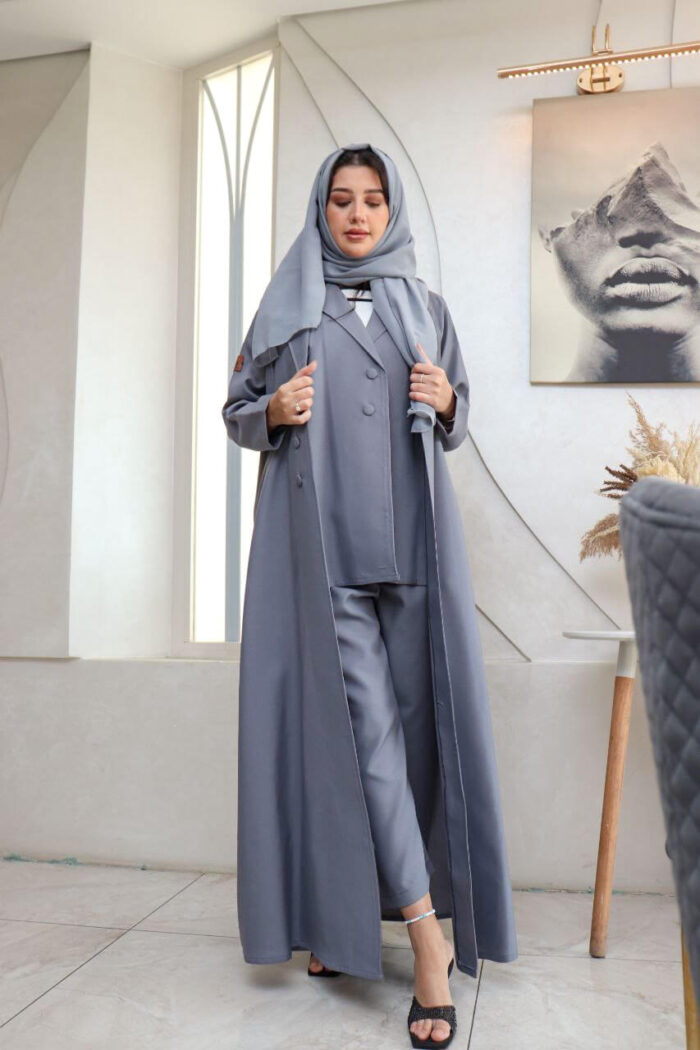 ⁦عباية ثلاث قطع رمادي طقم (عباية + جاكيت + بنطلون) منسوجة من قماش كريب واقف⁩ - الصورة ⁦9⁩