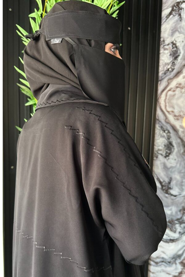 ⁦عباية كلوش بليزر بتطريز محددة أسود⁩ - الصورة ⁦5⁩
