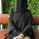 عبايه نص بشت بتطريز محدد على اجناب بلون كحلي