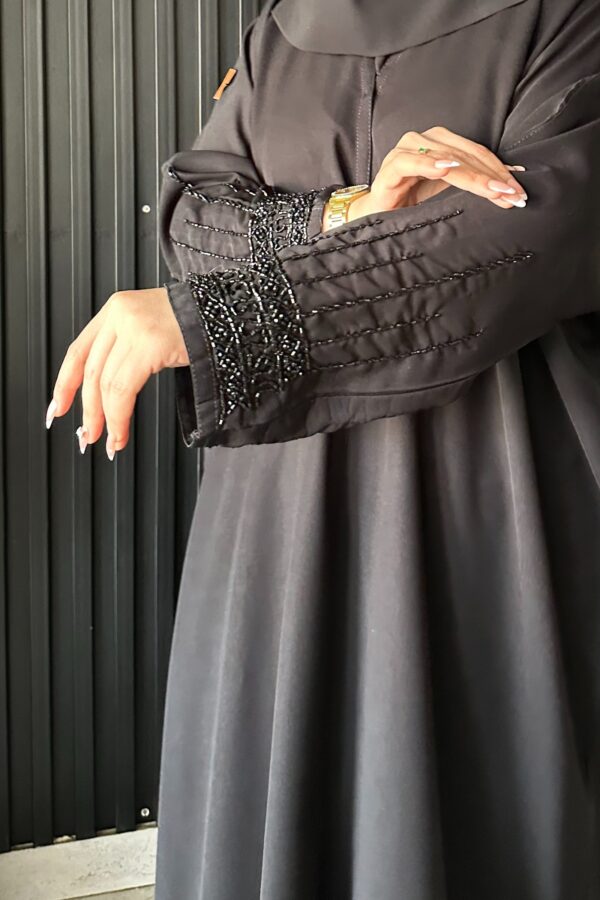 ⁦عبايه نص بشت شك اسود على الأكمام⁩ - الصورة ⁦3⁩