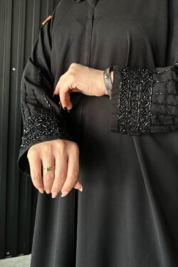 عبايه نص بشت شك اسود على الأكمام