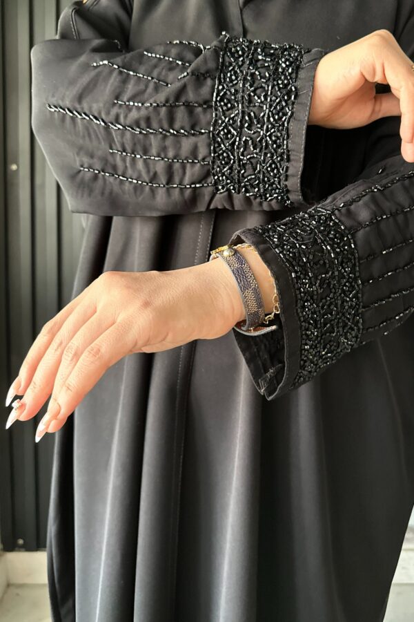 ⁦عبايه نص بشت شك اسود على الأكمام⁩ - الصورة ⁦6⁩