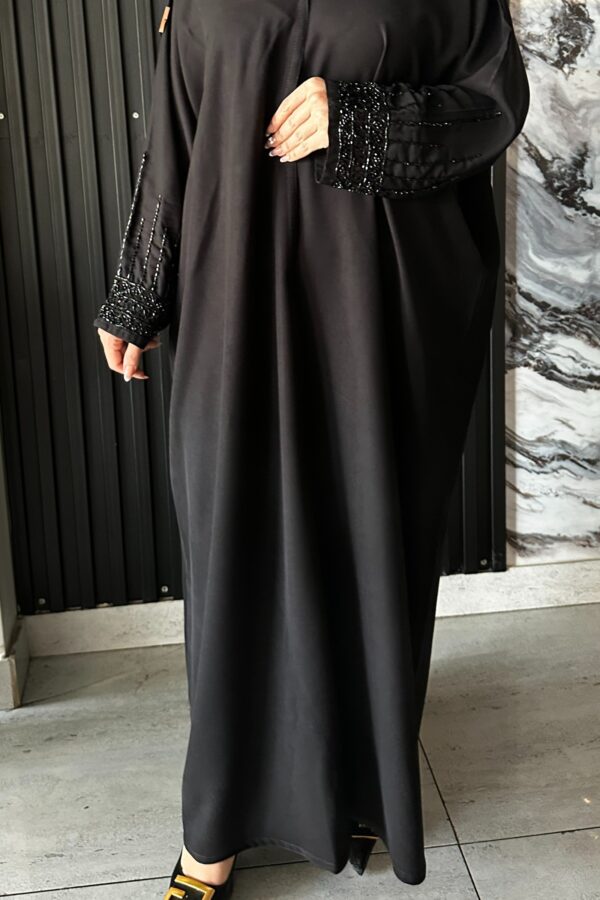 ⁦عبايه نص بشت شك اسود على الأكمام⁩ - الصورة ⁦2⁩