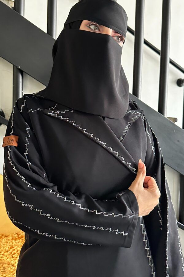 ⁦عباية كلوش بليزر بدقات ابيض⁩ - الصورة ⁦3⁩