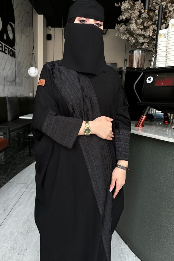 ⁦عباية نص بشت مطرزه بتصميم شريط اسود من الأمام والأكمام⁩ - الصورة ⁦3⁩