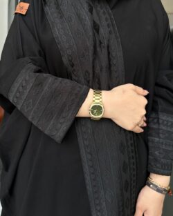 عباية نص لف مطرزه بتصميم شريط اسود من الأمام والأكمام