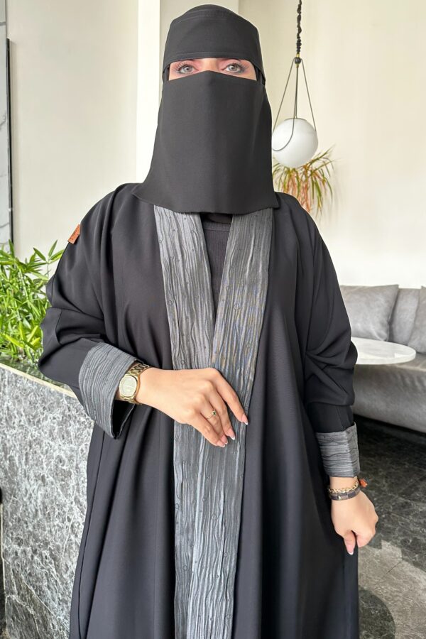 ⁦عبايه كتف ساده محدد اطرافه بلون رمادي⁩ - الصورة ⁦5⁩