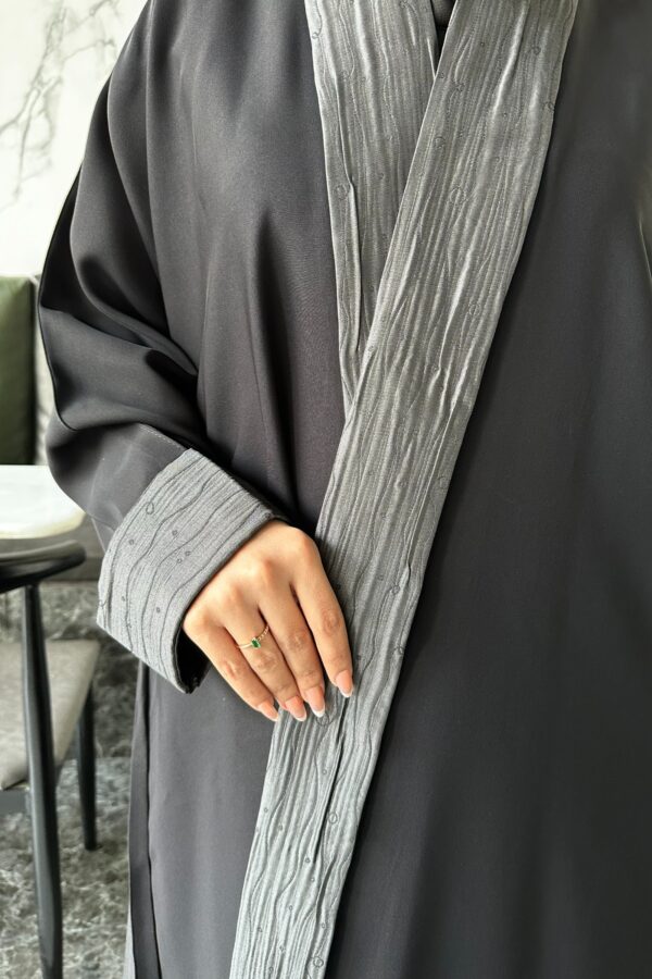 ⁦عبايه كتف ساده محدد اطرافه بلون رمادي⁩ - الصورة ⁦6⁩