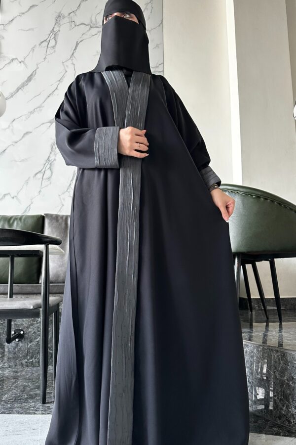 ⁦عبايه كتف ساده محدد اطرافه بلون رمادي⁩ - الصورة ⁦7⁩