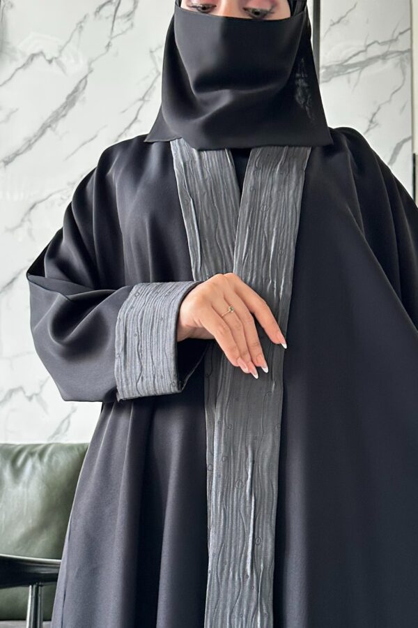 ⁦عبايه كتف ساده محدد اطرافه بلون رمادي⁩ - الصورة ⁦4⁩