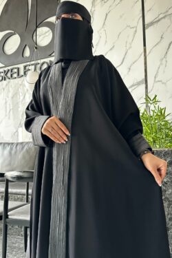 عبايه كتف ساده محدد اطرافه بلون رمادي