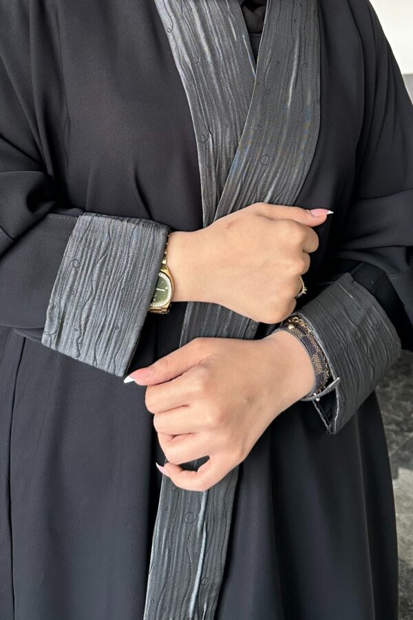 ⁦عبايه كتف ساده محدد اطرافه بلون رمادي⁩ - الصورة ⁦2⁩