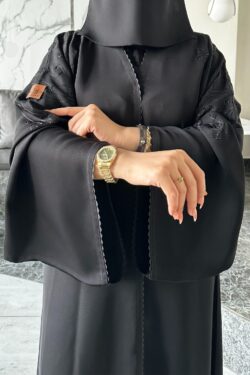 عباية كتف مطرزه على الأكتاف بقصه كم اماراتي