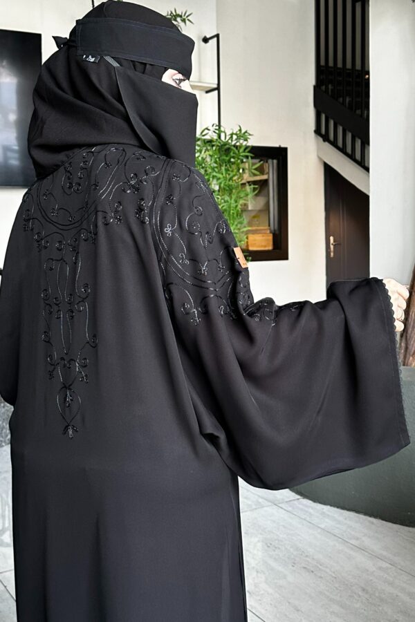 ⁦عباية كتف مطرزه على الأكتاف بقصه كم اماراتي⁩ - الصورة ⁦3⁩